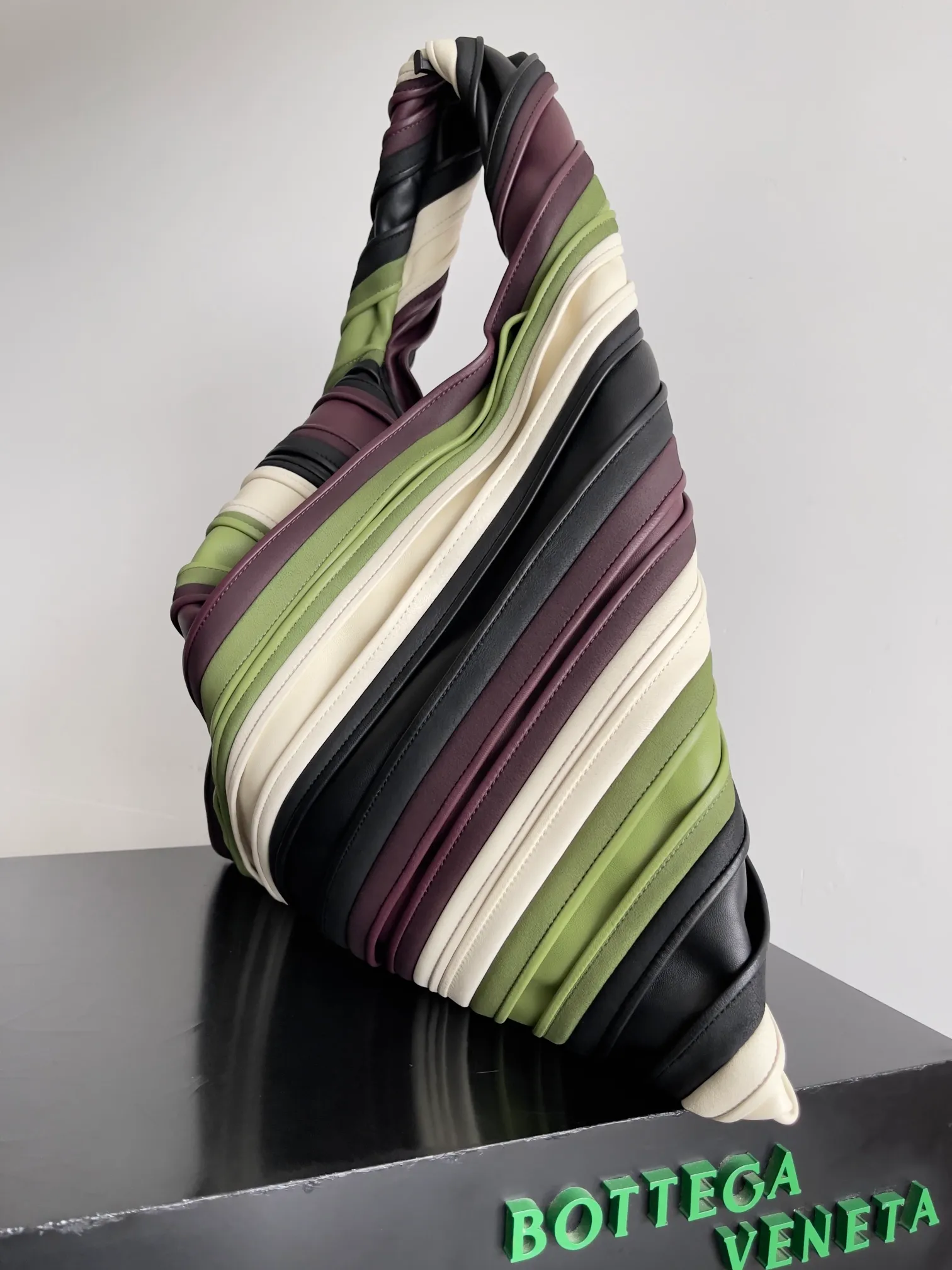 Batch 3520 BOTTEGA VENETA's new Large Hop. This large shoulder bag is made of matcha, white, and berry leather strips. It is reminiscent of the animal skin skirts of primitive tribes and is full of exotic style. The color matching of the 2024 show is very high-end, imitating the elements of the tropical rainforest, with multiple colors of woven leather strips, a large silhouette and a lightweight feel, and the leather is unexpectedly light and soft. Style number: 786193 Size: 54*24*13cm